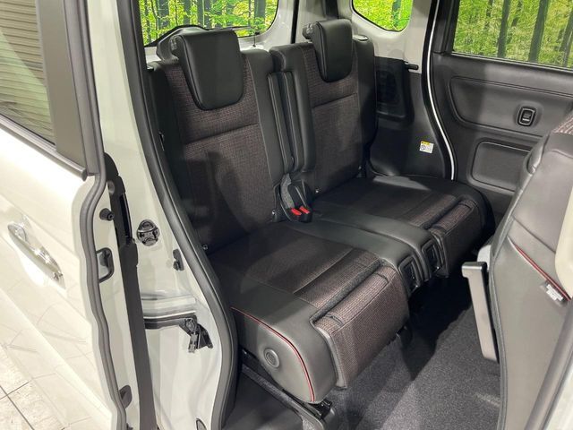 後部座席も気になるようなキズ・汚れやへたり等、大きなダメージはなく、良好な状態です。