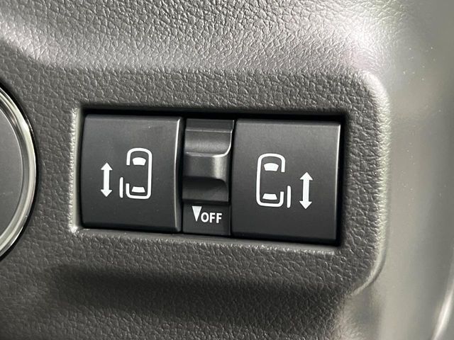 【両側パワースライドドア】スマートキーや運転席のスイッチで後席両側スライドドアの開閉が可能♪電動だから力を入れてドアを開ける必要が無く、小さなお子様でも簡単に開け閉めでき快適です♪