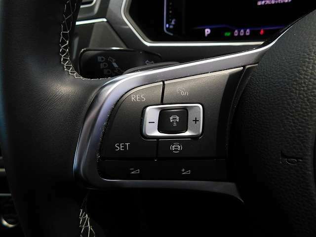 ハンドル左側：ACCアダプティブクルーズコントロールをこのボタンのみで行うことができます。運転中でもハンドル内にあることで視線の動き幅を抑えられ安全性を高めています。