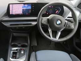 ◆インスツルメントパネルやインテリアトリムなどは、調和しなが洗練された室内を作り上げ、スイッチ類によって、優れた操作性をも実現。ドライバーの視線や動線を考え、人間工学に基づきデザインされています◆