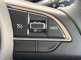 【クルーズコントロール】高速道路もラクラク走行。アクセルを離しても一定速度で走行ができ、長距離運転時の負担を軽減！加速・減速も簡単なスイッチ操作で調整できます。