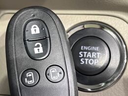 【キーレススタートシステム】カバンやポケットに入れたままでもドアの施錠・解錠が可能なスマートキーを装備。エンジンのオン・オフ時もカギを取り出す必要が無いからとっても便利です♪