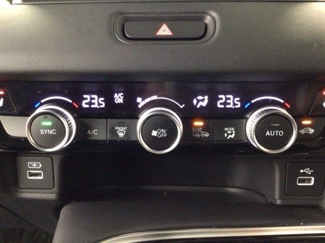 【左右独立オートエアコン】左右席で独立温度コントロールが可能です。運転席はキンキンに冷やして助手席はマイルドにと言った設定が可能です☆暑さ寒さでケンカすることもなくなりますね♪
