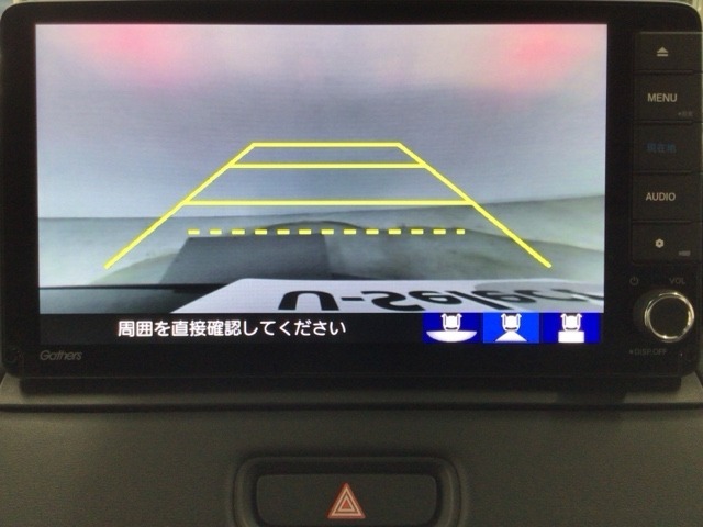 【バックカメラ】運転が苦手な方も車庫入れラクラクです！ギアをリバースに入れれば自動的に切り換わりますので、面倒な操作は不要です♪狭い駐車場もお車を傷つけず安心ですね！