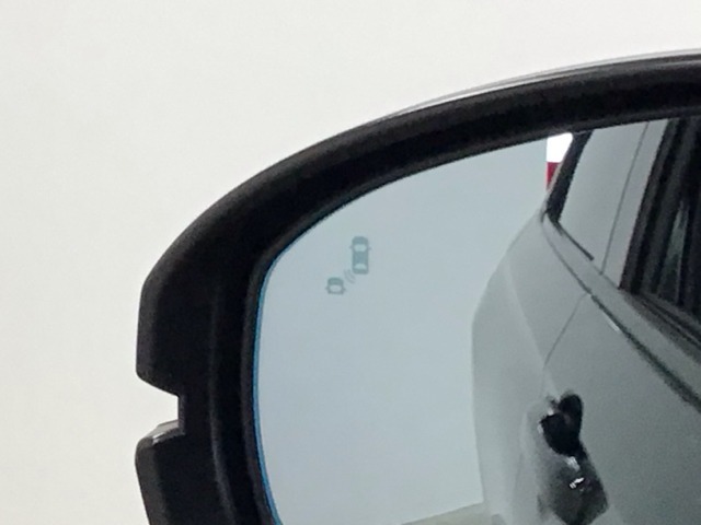 斜め後ろに存在する車を探知。その方向のドアミラー鏡面上にマークを表示し、存在をお知らせしてくれます。また、その方向にウインカーを操作すると、マークの点滅と警告音で注意を促します！