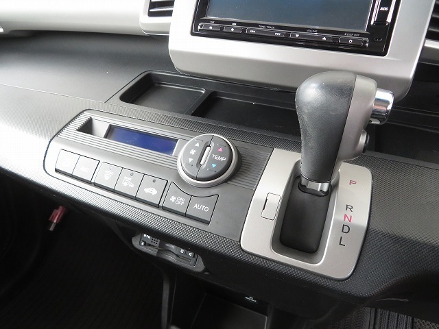 インパネシフトだから視線の移動も少なく足元もスッキリ♪運転席もゆったりしているのでゆとりを持ってドライブできますね！