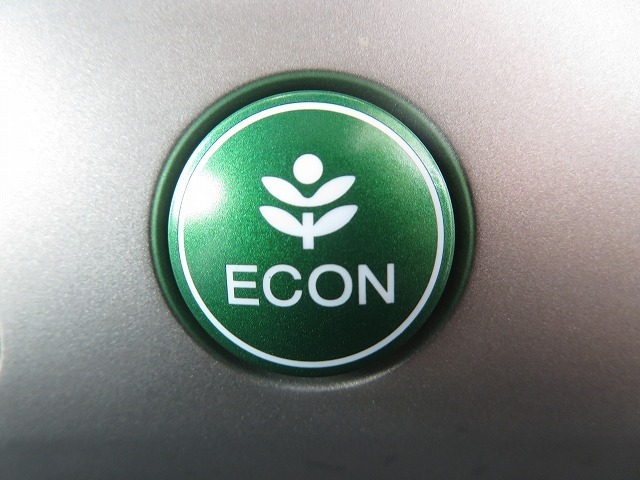 ECONボタンで低燃費モードに☆☆☆ECONスイッチを上手に使ってエコドライブ♪♪環境にもお財布にも優しい装備です☆☆☆
