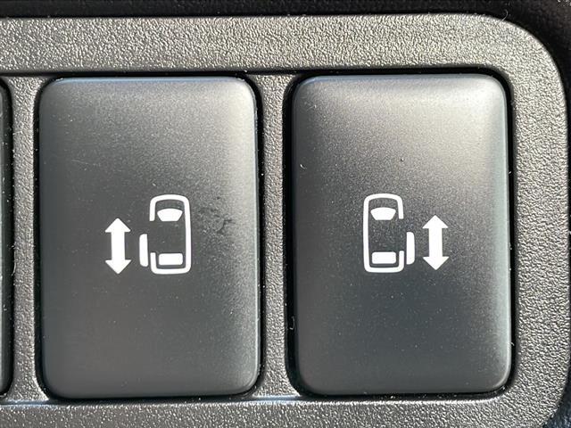 【　両側パワースライドドア　】小さなお子様でもボタンひとつで楽々乗り降り出来ます♪駐車場で両手に荷物を抱えている時もボタンひとつで自動で開いてくれますので、ご家族でのお買い物にとっても便利な装備です