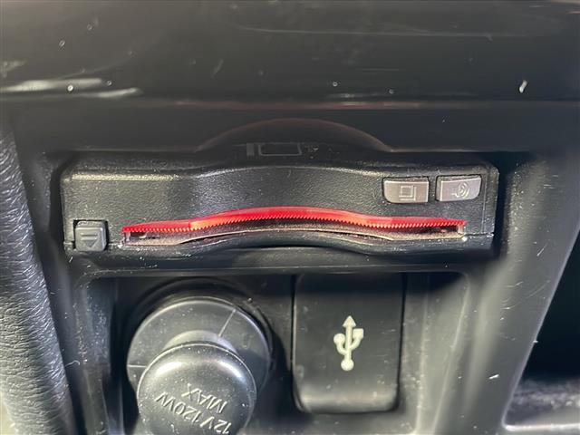 【ETC】有料道路を利用する際に料金所で停止することなく通過できる、ETC車載器（ノンストップ自動料金収受システム機器）が装備されています。セットアップを行うことで利用可能になります。