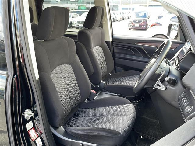 【運転席】座り心地が良いシートなので長時間の運転でも快適にお過ごしいただけます。新品のフロアマットのご注文も可能です。掲載箇所以外にご希望の写真がございましたらお気軽にお問い合わせ下さい。