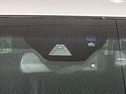 【プリクラッシュセーフティ】前方の車両等を検知し、衝突しそうな時は警報で注意を促し、ブレーキを踏む力をサポート。ブレーキを踏めなかった場合は衝突被害軽減ブレーキが作動、衝突回避をサポートします。