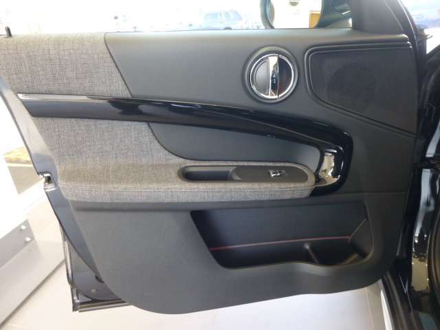 全国の正規ディラーにて、対応可能な認定中古車保証付となっております。納車前点検（100項目点検）を行い、全国ご自宅までご納車致します。アフターメンテナンスもお近くの正規ディラーにて可能となります。