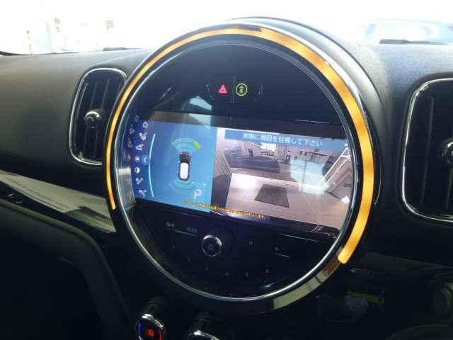 Emergency Service 365日24時間体制で、万一の故障などのトラブルに対応。応急処置のアドバイスのみならず、保証期間中は出張修理やレッカーなどの手配、さらにはお客様の代替交通手段やホテルの確保を行います。