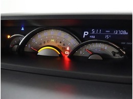 とっても見やすいメーターです。夜間時はラグジュアリーな気分にさせてくれる照明が魅力ですので、夜のドライブも楽しみになりますよ♪