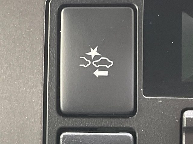 【プリクラッシュセーフティ】前方の車両等を検知し、衝突しそうな時は警報で注意を促し、ブレーキを踏む力をサポート。ブレーキを踏めなかった場合は衝突被害軽減ブレーキが作動、衝突回避をサポートします。