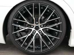 定価約20万円程のシュタイナーCVX19インチが装着されております！