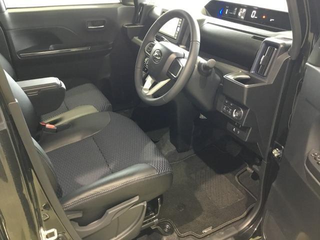 12ヶ月法定点検付きです。エンジンオイル、オイルエレメント、ワイパーゴム、エアコンフィルターの交換と、室内抗菌消臭処理を施工し、ご納車させていただきます（保証継承付き）