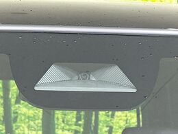 【ホンダセンシング】走行中に前方の車両等を認識し、衝突しそうな時は警報とブレーキで衝突回避と被害軽減をアシスト。より安全にドライブをお楽しみいただけます。