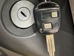 【キーレス】少し離れた場所からでもボタン一つでドアの開錠・施錠ができるのでとっても便利！ドアの鍵穴周りに傷をつけることもありません♪
