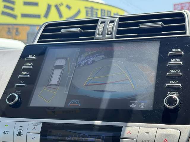 パノラミックビューモニター　車両を上から見たような映像をディスプレイオーディオ画面に表示。運転席からの目視だけでは見にくい、車両周辺の状況をリアルタイムでしっかり確認できます。