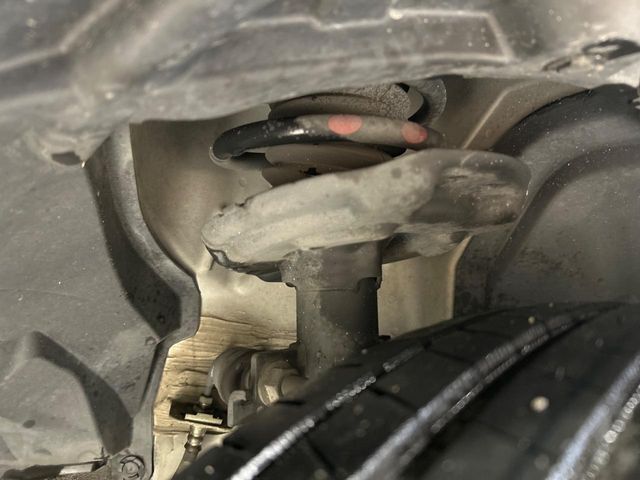 お車を安心してお乗りいただく為には、足回りの定期点検が欠かせません。サービスサポート（有償保証）では無料点検もご提供しており、安心のカーライフをお過ごしいただけるサポート体制が整っています。