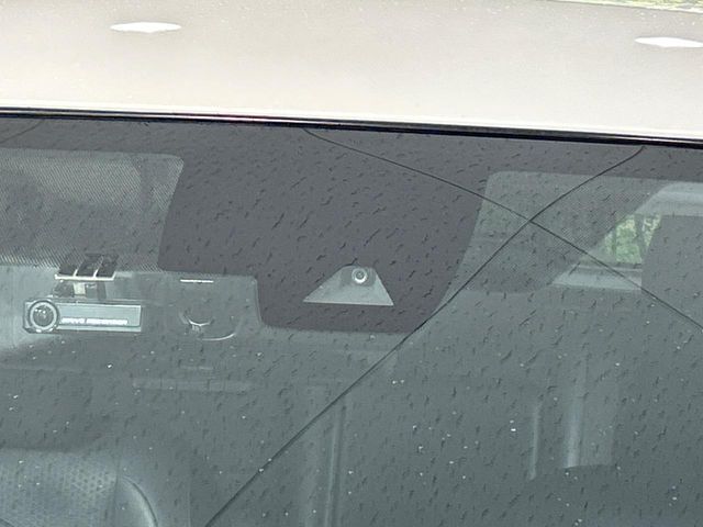 【エマージェンシーブレーキ】走行中に前方の車両等を認識し、衝突しそうな時は警報とブレーキで衝突回避と被害軽減をアシスト。より安全にドライブをお楽しみいただけます。