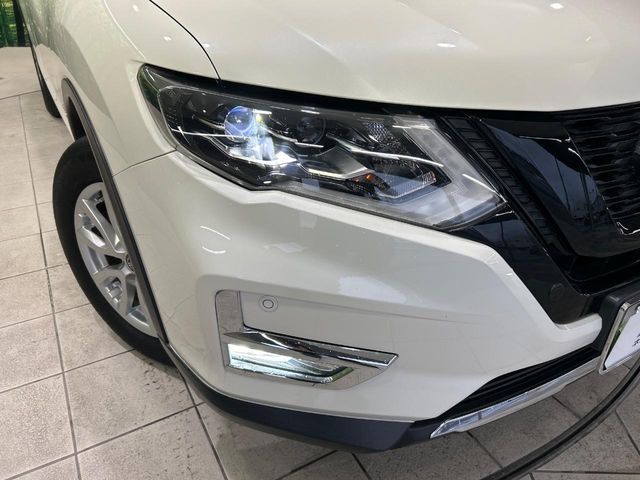 【LEDヘッドライト】悪天候や夜間走行時も良好な視界を確保し安心して運転できる高輝度LEDヘッドライトを装備！点灯速度が早く、消費電力も抑えられています。