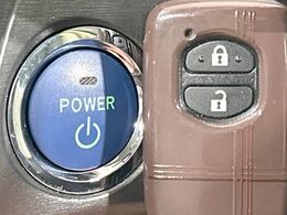【スマートキー】カバンやポケットに入れたままでもドアの施錠・解錠が可能なスマートキーを装備。エンジンのオン・オフ時もカギを取り出す必要が無いからとっても便利です♪