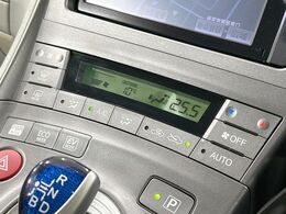 【オートエアコン】一度お好みの温度に設定すれば、車内の温度を検知し風量や温度を自動で調整。暑い…寒い…と何度もスイッチ操作をする必要はありません。快適な車内空間には必須の機能ですね♪