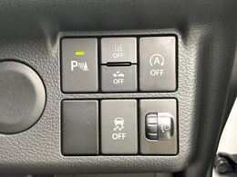 【横滑り防止装置】車両の横滑りを感知すると、自動的に車両の進行方向を保つように車両を制御します。雨の日など滑りやすい路面状況でも安全な運転が可能です。