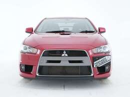 スタイリッシュエクステリアパッケージでは、グリル中央部がグレーに塗装されている他、グリルまわりがシルバーで縁取られる等、より洗練されたデザインとなります！