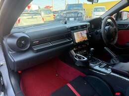 陸運局認証の自社工場にて法定整備を実施致します。車検取得に必要な重量税や自賠責保険もお支払い総額に含まれております。