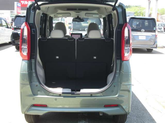 シートを倒せば荷物も入ります。