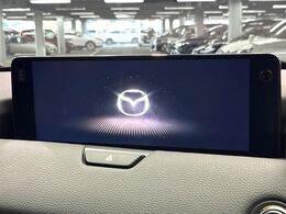 【メーカー純正ナビ】インテリアに溶け込むスタイリッシュな「専用設計」メーカーナビを装備♪視認性や操作性など基本性能にも優れ、より上質なカーライフをお楽しみいただけます。