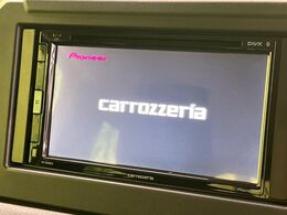 【ディスプレイオーディオ】お持ちのスマホやMP3プレイヤーとの無線接続で音楽再生が可能！コードで繋ぐわずらわしさも無く、手軽にお気に入りの音楽を楽しめます。