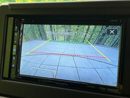 【バックカメラ】駐車時に後方がリアルタイム映像で確認できます。大型商業施設や立体駐車場での駐車時や、夜間のバック時に大活躍！運転スキルに関わらず、今や必須となった装備のひとつです！
