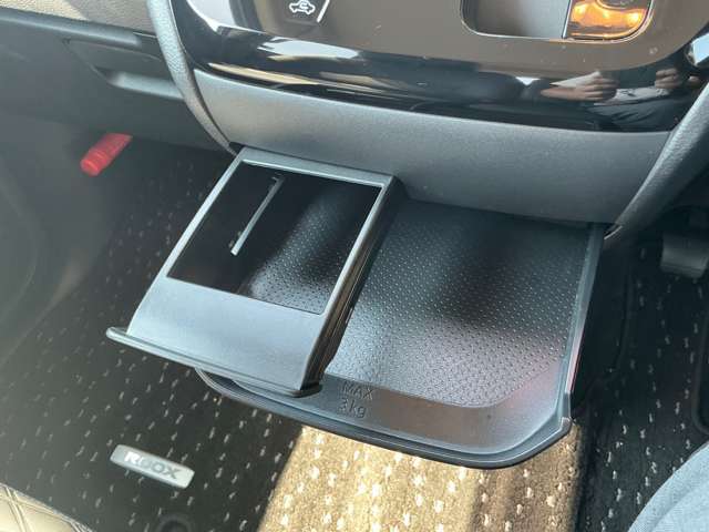 ドリンクホルダー付きの引出し式トレーです。