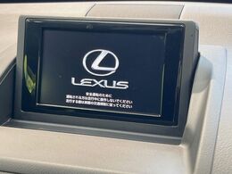 【メーカー純正ナビ】インテリアに溶け込むスタイリッシュな「専用設計」メーカーナビを装備♪視認性や操作性など基本性能にも優れ、より上質なカーライフをお楽しみいただけます。