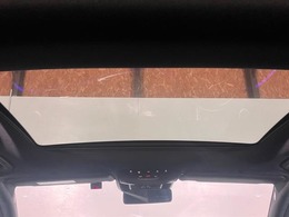 【サンルーフ】開放感たっぷりの希少装備、サンルーフが装着されています！車内に明かりを取り入れたり景色を楽しむ以外にも、車内の空気も簡単に換気できて快適です！