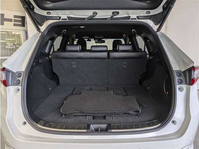 とても広々、大きな開口部の荷室スペースですね。　開口部広々だから、大きな荷物も楽々収納出来ちゃいますね。　荷物スペースは広いほうがいいですよね。