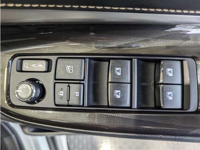 パワーウィンドウのスイッチですよ。　運転席に居ながら窓を開け閉めのコントロールできますよ。　ロック機能で、子供がイタズラして窓を開けるという事も無くなりますよ。