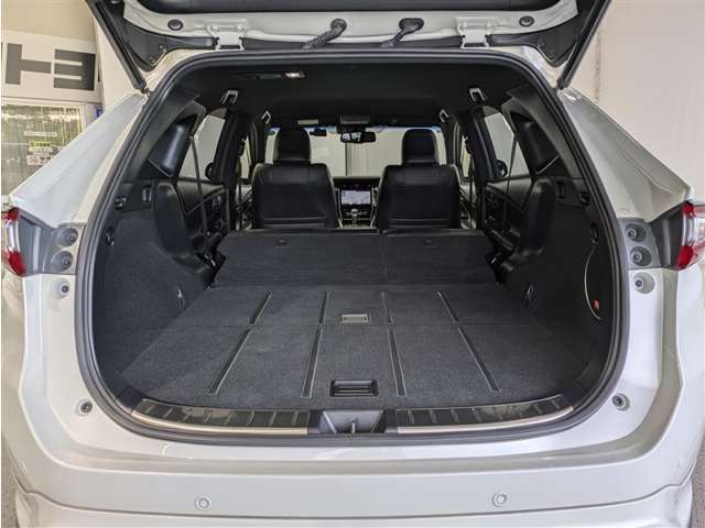 2列目シートを倒すと、大きな荷物の積載も可能です