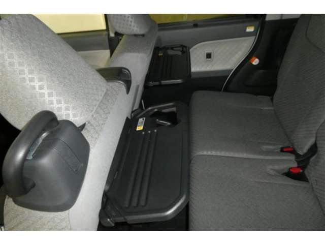 広々とした車内空間に優れた燃費性能。更にデザインも上質で人気のお車です！
