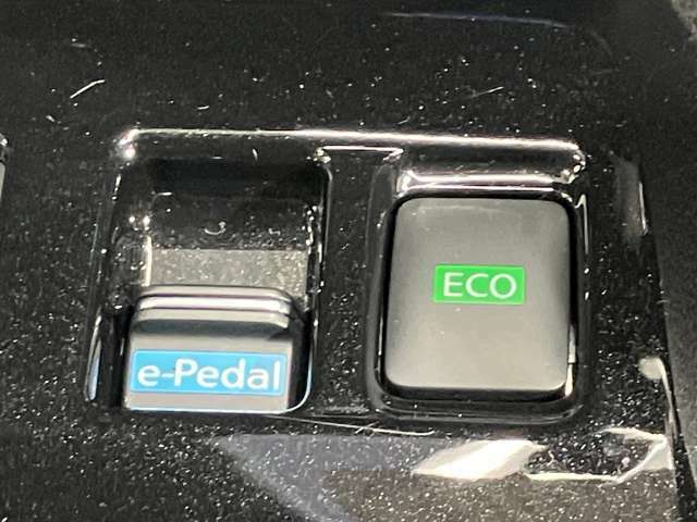 【e-Pedal】アクセルペダルだけで加速、減速、停止までができるので足の踏み変えなく運転できます