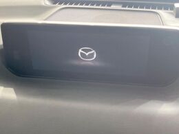 【8.8インチマツダコネクト】車内の雰囲気にマッチした大型のディスプレイ。スマホ接続でのナビ使用やBluetooth再生等、様々な機能が楽しめます。直感的なダイヤル操作が可能で、使い勝手も良好です。