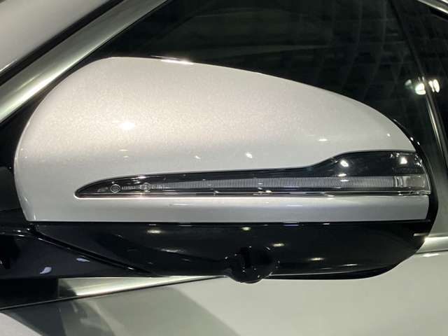 ウィンカー内蔵ドアミラーを開発したのは『メルセデス・ベンツ』です。他車からの視認性が高まり、事故の可能性を低減させています。更に、点灯部分はドライバーの視界に入らないように設計されています。