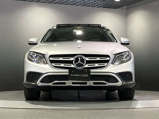 フロントグリル中央に大きく輝くスリーポインテッドスター。メルセデスベンツならではのステータスを強く感じる事ができます