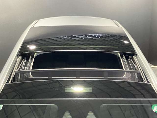 パノラミックルーフは、太陽の光を大きく取り入れあたかもオープンカーに乗っているような雰囲気をか持ち出します。非常に気持ちよく過ごせるオプションとなっております。