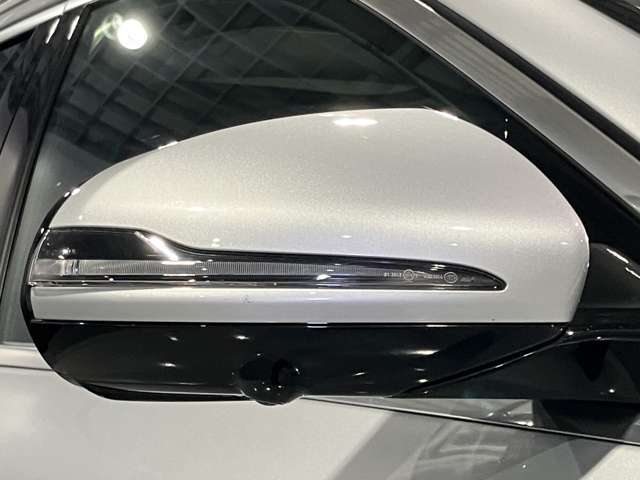 ウィンカー内蔵ドアミラーを開発したのは『メルセデス・ベンツ』です。他車からの視認性が高まり、事故の可能性を低減させています。更に、点灯部分はドライバーの視界に入らないように設計されています。