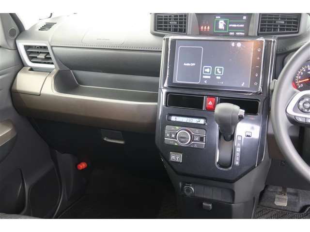 【まるまるクリーニング】内装工程では、中古車を気持ちよくお乗りいただけるよう清掃しております。シートの洗浄はもちろん、ニオイの元となるフロアカーペットまで洗浄・消臭を実施。